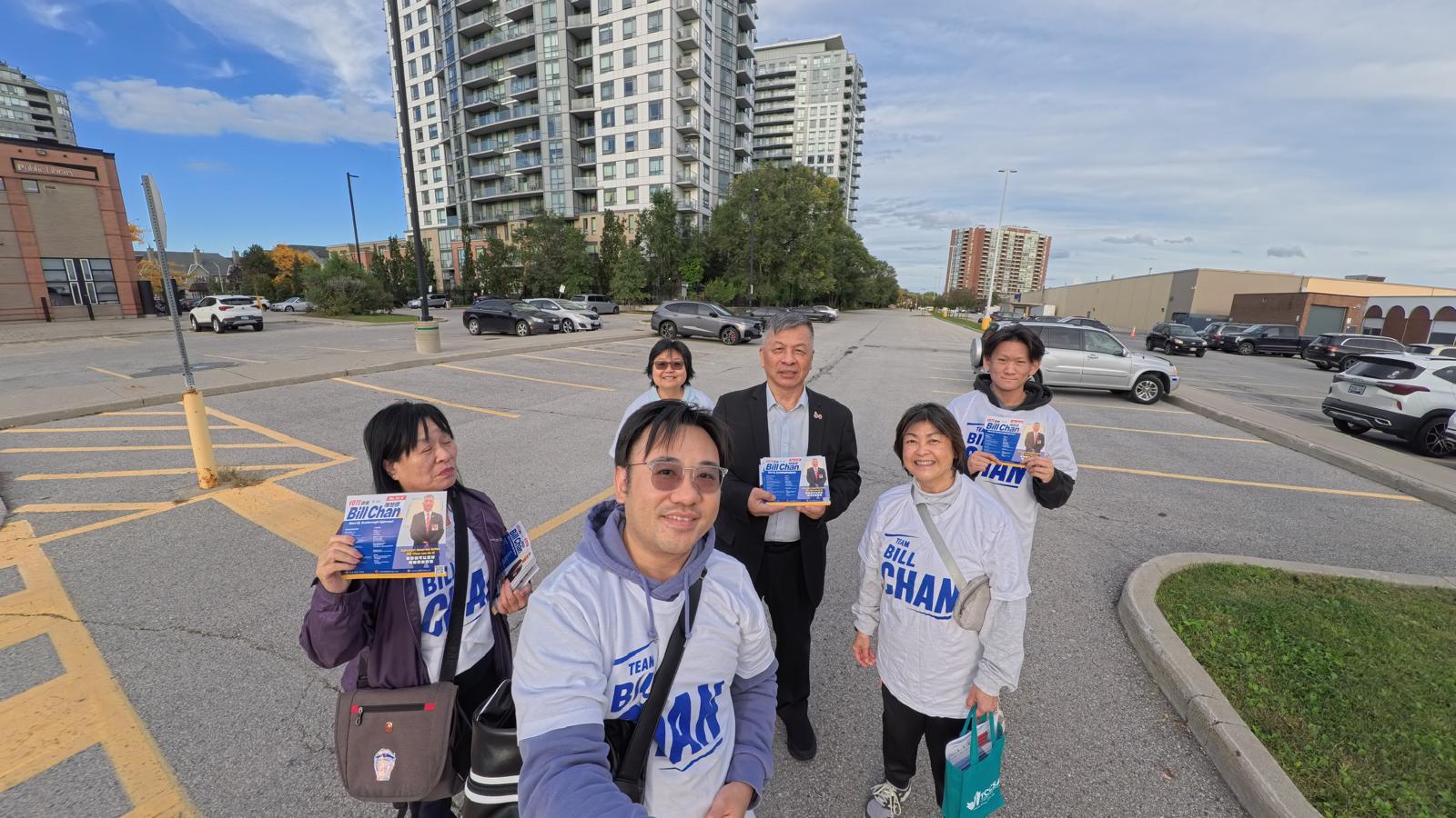 走進社區，一戶一戶與居民見面