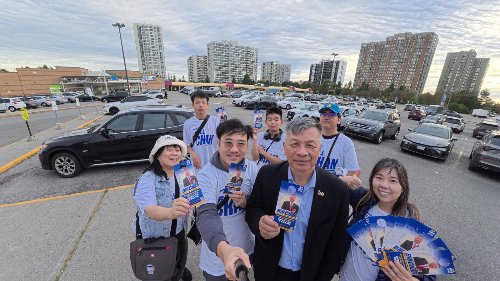 走進社區，一戶一戶與居民見面
