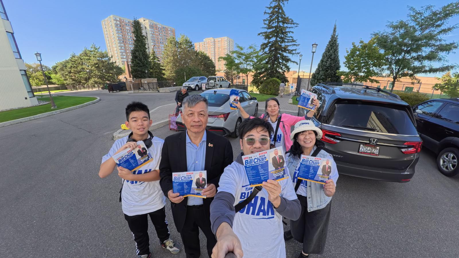 走進社區，一戶一戶與居民見面