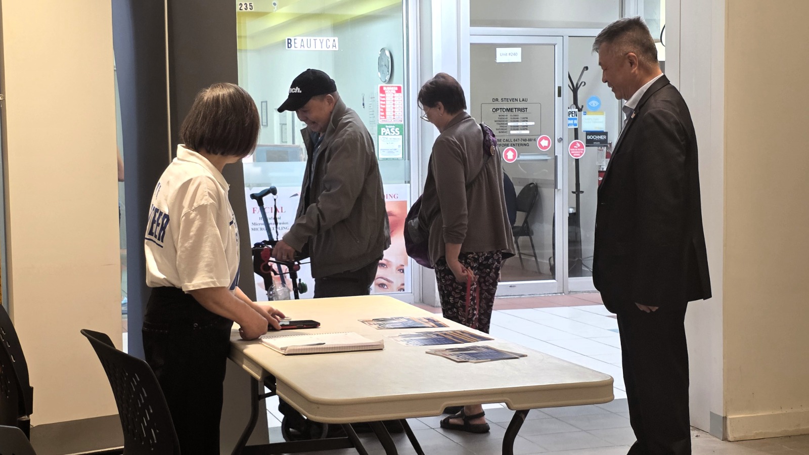 競選活動近況：走進社區，聆聽居民聲音，歡迎來到在Agincourt Mall 內的Bill Chan 競選辦公室